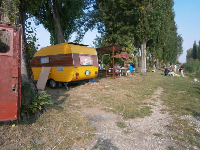 A horgászhelyhez közel parkolni lehett gépkocsival, lakókocsíval. Sátrat is lehet felállítani.